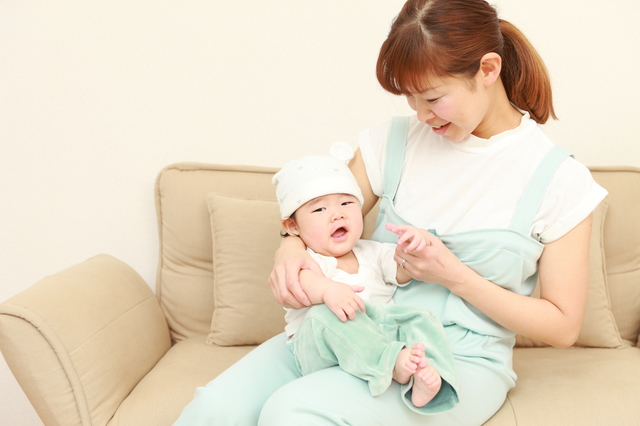 赤ちゃんの抱き癖を解消する対処方法や対策・原因・特徴について