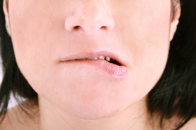 唇を噛む癖を解消する対処方法や対策・原因・特徴について