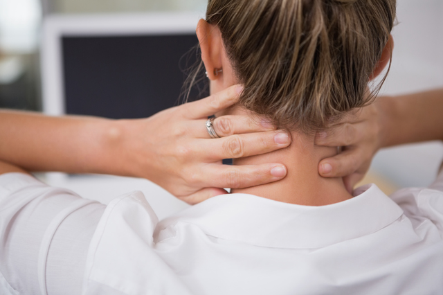解消法 首の痛みを解消する対処方法や対策・原因・特徴について