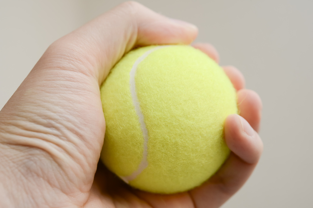 解消法 テニスボールで肩こりを簡単に解消する対処方法や対策・原因・特徴について