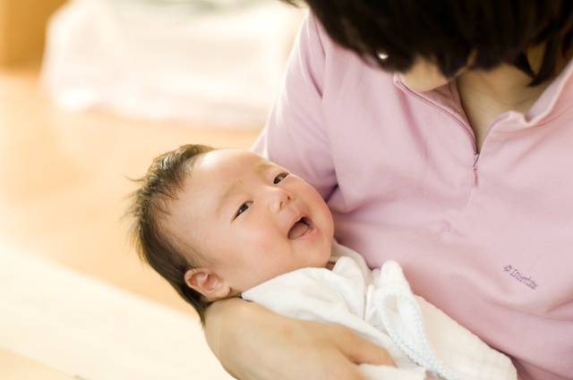 抱き癖を解消する対処方法や対策・原因・特徴について